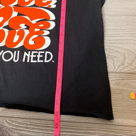 All you need is love cropped boxy graphic tee - Picture 4 of 5